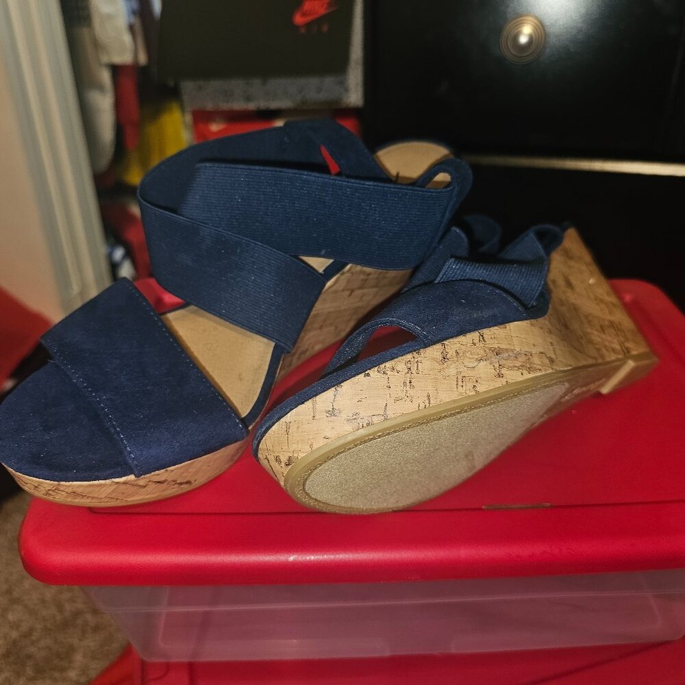 AMERICAN EAGLE WEDGE SANDAL NWT